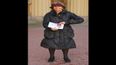 En esta foto de archivo tomada el 20 de octubre de 2010, la artista portuguesa Paula Rego posa con su DBE (Dama Comandante de la Orden del Imperio Británico), luego de que la reina Isabel II la otorgara durante una ceremonia de investidura en Buckingham.
