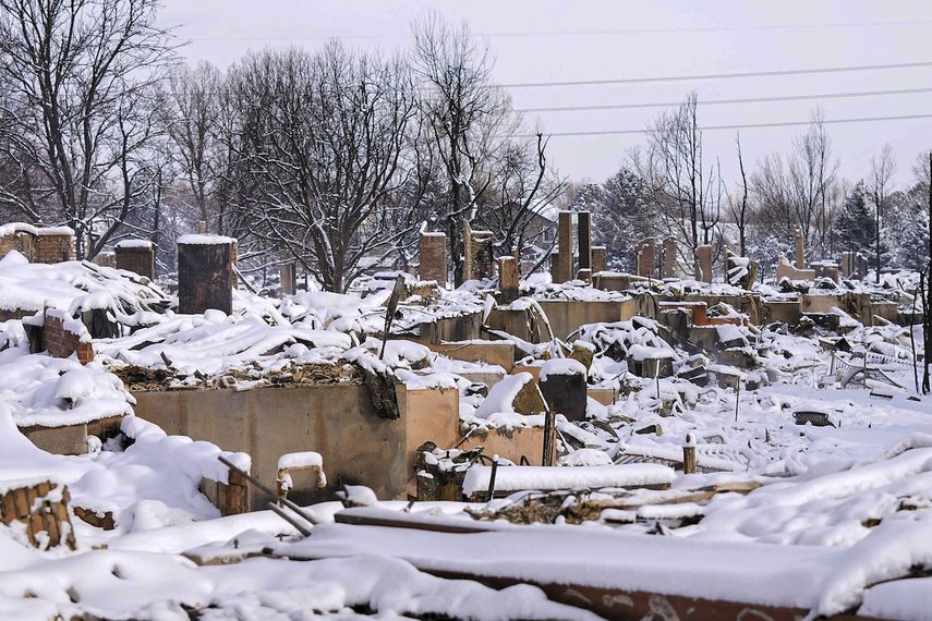 La nieve cubre los restos de viviendas destruidas por un incendio forestal en Mulberry Street, el sábado 1 de enero de 2022, en Louisville, Colorado.&nbsp;