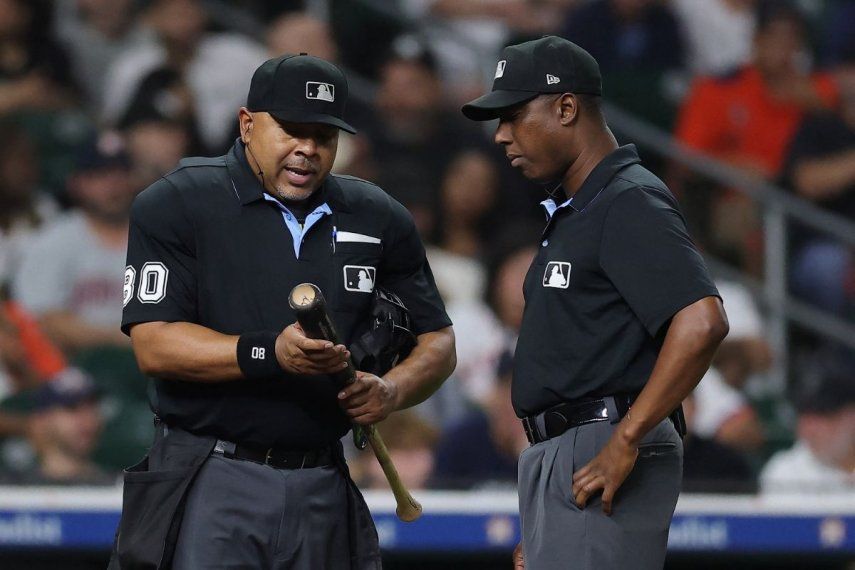 El árbitro Adrian Johnson #80 y el árbitro Ramón De Jesús #18 examinan un bate de Taylor Trammell #26 de los Astros de Houston durante la novena entrada contra los Yanquis de Nueva York en el Daikin Park el 4 de septiembre de 2025 en Houston, Texas.&nbsp;