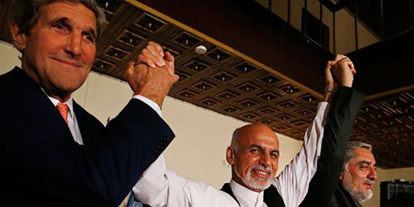 Kerry viajó a Aganistán para tratar de calmar las tensiones entre los dos candidatos presidenciales afganos,  Ashraf Ghani, al centro, y Abdulá Abdulá, a la derecha, quienes están duramente enfrentados. (Foto AP)