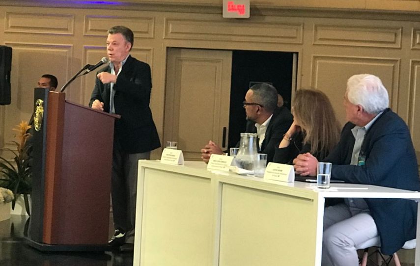 El presidente de Colombia, Juan Manuel Santos, habla en la jornada de clausura de la reunión de medio año de la SIP en Medellín.