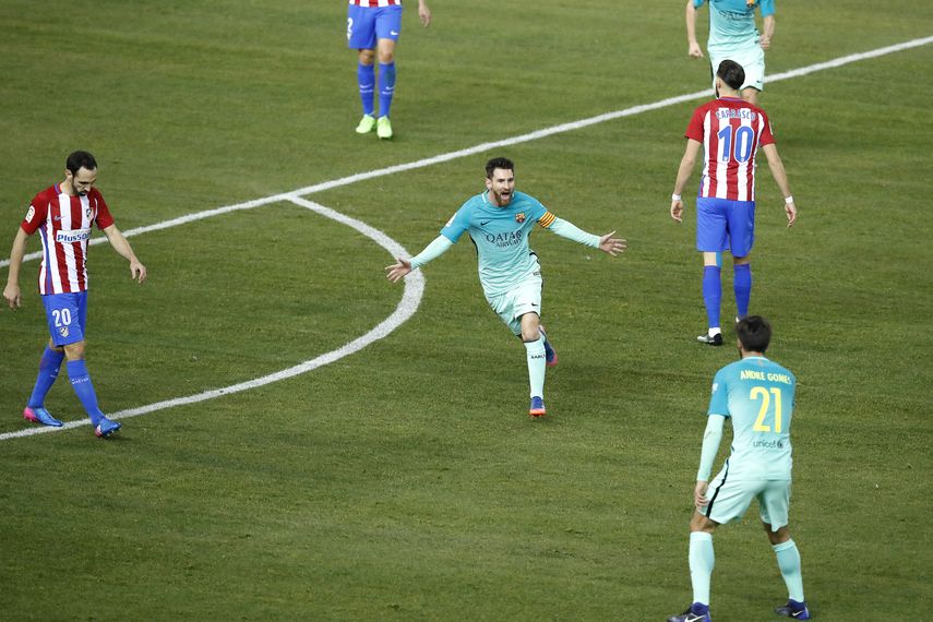 Messi (centro) celebra su gol, segundo del Barcelona en duelo contra el Atlético en el Vicente Calderón