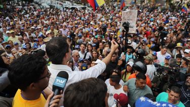 El presidente encargado de Venezuela, Juan Guaidó (2do izq.), habla ante cientos de sus simpatizantes durante una manifestación en Caracas en contra del régimen de Nicolás Maduro.