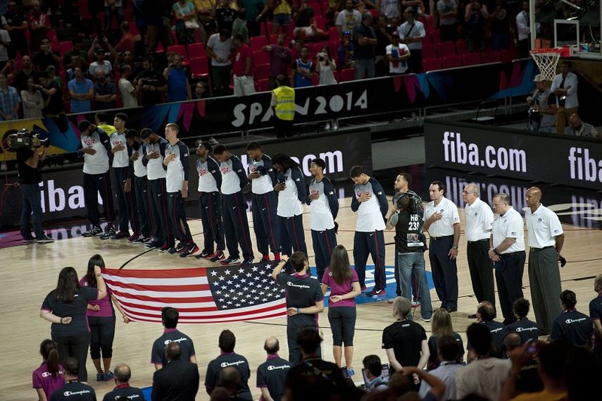 El público canta el himno nacional antes de todos los encuentros deportivos. (AP)