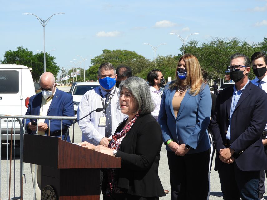 Daniella Levine Cava, alcaldesa de Miami-Dade, durante la rueda de prensa.&nbsp;