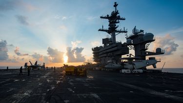 Estados Unidos canceló el sábado el viaje a Australia de varios buques de guerra, entre los que se encuentra el portaaviones USS Carl Vinson, y los dirigió desde Singapur a las aguas cercanas a la península coreana