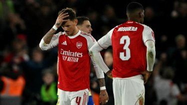 El defensor del Arsenal, Ben White (izq), reacciona luego de la derrota de su club ante el Southampton, el 4 de abril de 2026.