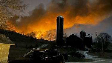Foto facilitada por Melissa Smith en las que se aprecian llamas y humo provenientes de vagones descarrilados, tomada desde su granja en East Palestine, Ohio, el viernes 3 de febrero de 2023.&nbsp;