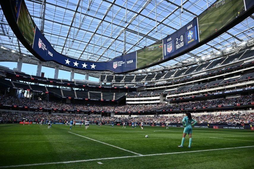 Las selecciones femeninas de Estados Unidos y Brasil durante un juego amistoso en el Sofi Stadium de Inglewood, cerca de Los Ángeles, California.