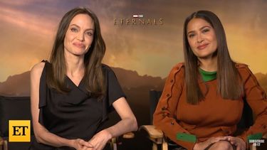 Salma Hayek y Angelina Jolie durante una entrevista sobre la película de Marvel Eternals.&nbsp;