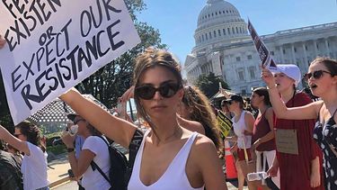 Estaba junto a otras mujeres en la manifestación.
