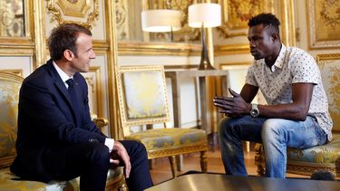 &nbsp;El presidente galo, Emmanuel Macron (izq), recibe al maliense&nbsp;Mamoudou&nbsp;Gassama&nbsp;en el Palacio del Elíseo en París (Francia) hoy, 28 de mayo de 2018.&nbsp; 