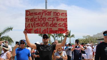 Jóvenes de la comunidad cubana en el sur de la Florida alzaron carteles con mensajes a los peloteros del equipo de beisbol de Cuba.&nbsp;