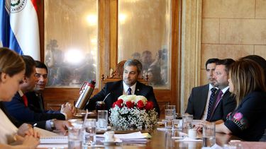 El presidente paraguayo Mario Abdo Benítez participa en una reunión en el palacio de Gobierno, en Asunción.