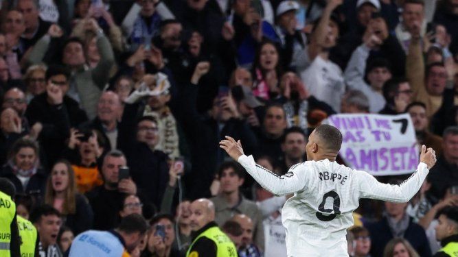 El delantero francés del Real Madrid, Kylian Mbappé, celebra su tercer gol durante un partido de la liga española ante el Club Deportivo Leganés SAD en el estadio Santiago Bernabéu de Madrid, el 29 de marzo de 2025.