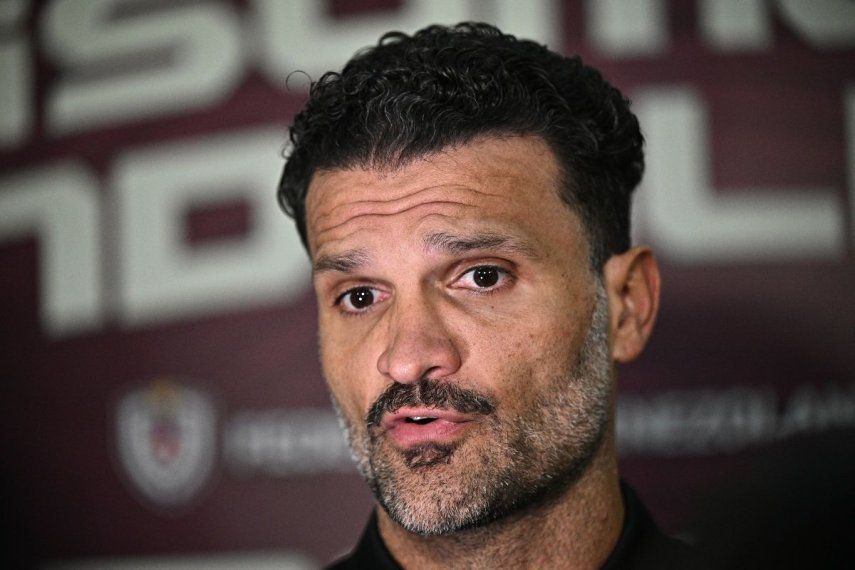 El exjugador de Venezuela, Oswaldo Vizcarrondo, habla durante una conferencia de prensa, el 14 de abril de 2025.