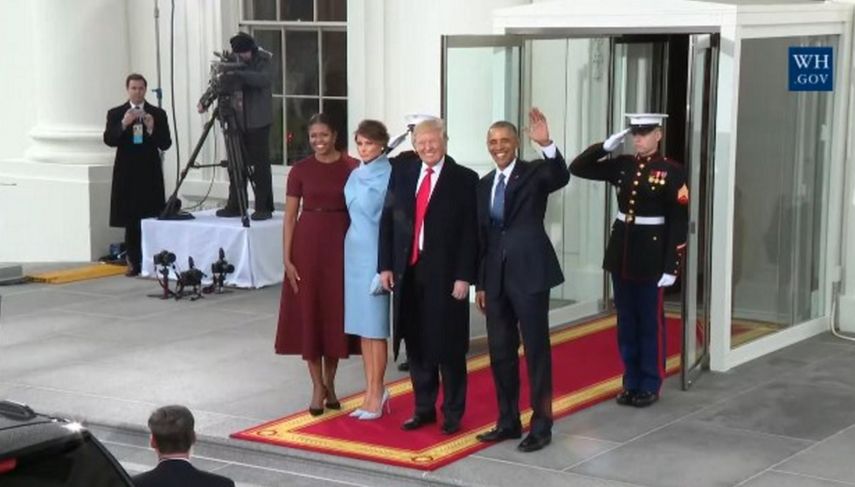 El presidente electo y Barack Obama posan con sus respectivas esposas.