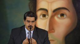 Con un mural del pr&oacute;cer independentista Sim&oacute;n Bol&iacute;var de fondo, el mandatario venezolano Nicol&aacute;s Maduro da una conferencia de prensa en el Ministerio de Relaciones Exteriores en Caracas, Venezuela, el lunes 30 de septiembre de 2019.