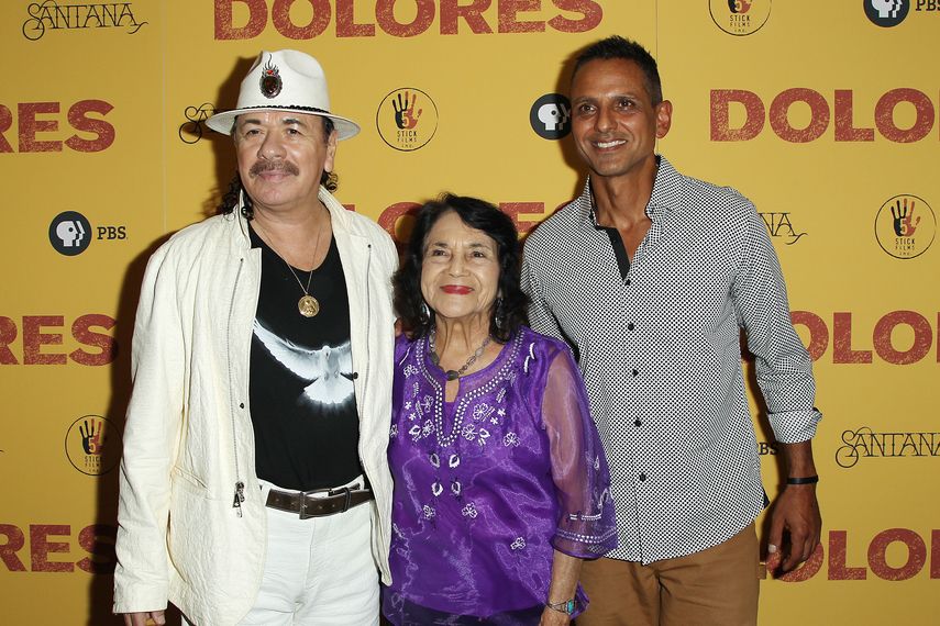 músico mexicano&nbsp;Carlos&nbsp;Santana, a la activista Dolores Huerta y al director Peter Bratt (d) posando para una foto durante el estreno del documental Dolores.