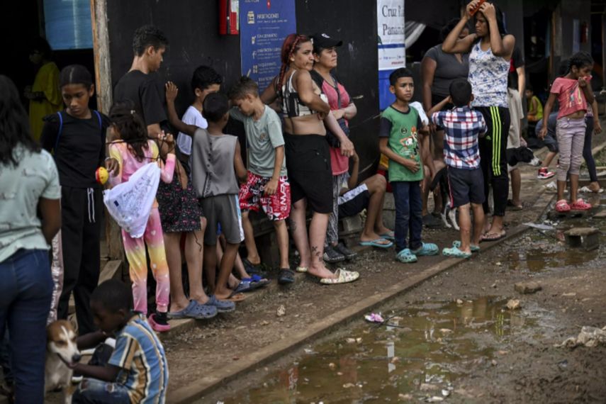 Migrantes hacen cola para recibir comida en el Centro de Recepción de Atención al Migrante de Lajas Blancas, en la provincia selvática de Darién, Panamá, el 27 de junio de 2024