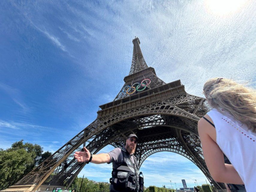 La policía evacúa los alrededores de la Torre Eiffel luego que un individuo fue visto escalando el icónico monumento de París, el domingo 11 de agosto de 2024.&nbsp;