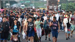 Migrantes caminan por la carretera que atraviesa Suchiate, estado de Chiapas, en el sur de México.