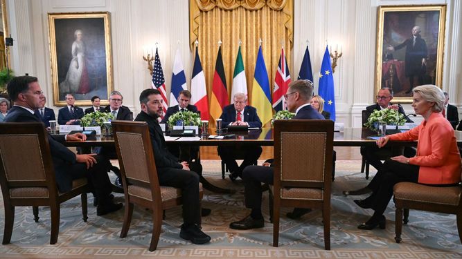 Imagen de la mesa de negociaciones entre el presidente Donald J. Trump, el mandatario ucraniano Volodimir Zelenski y los principales líderes de la Unión Europea.