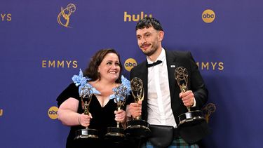 La actriz inglesa Jessica Gunning, ganadora del premio a la Mejor actriz de reparto en una serie o película limitada por Bebé Reno, y el actor escocés Richard Gadd, ganador del premio a la Mejor serie limitada o de antología, posan en el sala de prensa durante la 76 edición de los premios Emmy en el Peacock Theatre de L.A. Live en Los Ángeles el 15 de septiembre de 2024.