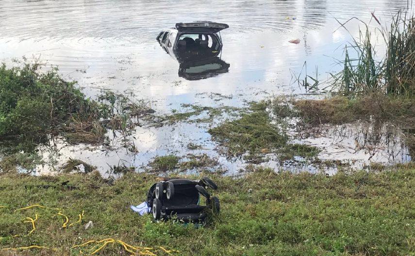 Un buen samaritano logró rescatar a la mujer y a su pequeño al ver el auto caer en el canal.