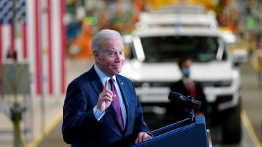 El presidente Joe Biden habla sobre los vehículos eléctricos en una planta de Ford en Michigan.