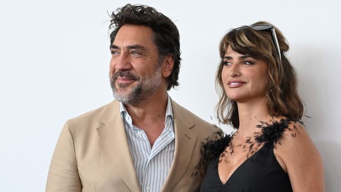 Javier Bardem y Penélope Cruz posan en la alfombra roja de la presentación de la película Bunker, que compite en la edición 83 del Festival de Cine de Venecia.&nbsp;