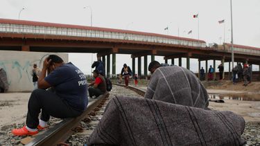 Migrantes venezolanos descansan a orillas del río Bravo luego de ser expulsados de Estados Unidos, en Ciudad Juárez, estado de Chihuahua, México.