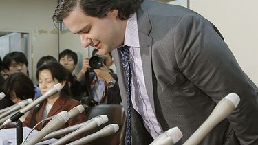 Mark Karpeles, director general del mercado financiero de bitcoins (moneda virtual) Mt. Gox, se disculpa por la quiebra de la bolsa durante una conferencia en el Ministerio de Justicia de Japón, en Tokio. (Foto AP/Kyodo News)