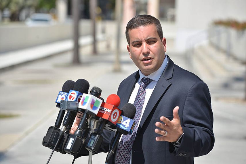 Mauricio Padilla, abogado de Ana Alliego, durante una rueda de prensa a la salida de la Corte de Miami el lunes. (Älvaro Mata)