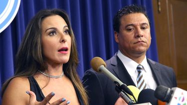 La actriz mexicana Kate Del Castillo junto al concejal de Los Angeles José Huizar durante una conferencia de prensa en el Ayuntamiento de Los Angeles. (AP)