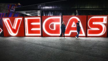 Sergio Pérez de México y Oracle Red Bull Racing y Max Verstappen de los Países Bajos y Oracle Red Bull Racing pasan junto a la marca Las Vegas en el Paddock durante las vistas previas antes del Gran Premio de F1 de Las Vegas en el Circuito de Las Vegas Strip el 20 de noviembre de 2024 en Las Vegas, Nevada.&nbsp;