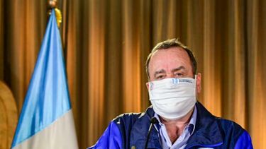 El presidente de Guatemala, Alejandro Giammattei, con mascarilla por el coronavirus.