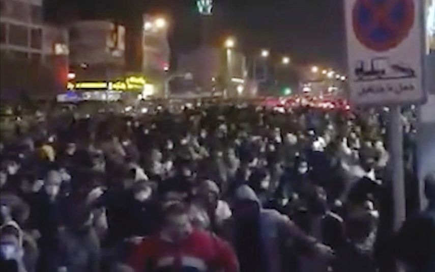 En esta imagen tomada el domingo 12 de enero de 2020 proporcionada por el Center for Human Rights in Iran, con sede en Nueva York, se ve a una multitud huyendo de la polic&iacute;a cerca de la plaza Azadi, o Libertad, en Teher&aacute;n, Ir&aacute;n.&nbsp;