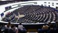 Los miembros del Parlamento Europeo participan en una sesión de votación durante una sesión plenaria en el Parlamento Europeo en Estrasburgo, este de Francia, el 12 de marzo de 2025.