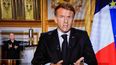 Esta fotografía muestra un monitor de televisión que transmite al presidente de Francia, Emmanuel Macron, pronunciando un discurso desde el Palacio del Elíseo, el día después de que se produjeran disturbios y saqueos en el marco de las protestas a nivel nacional contra el «alto costo de la vida», en París, el 18 de octubre de 2026.