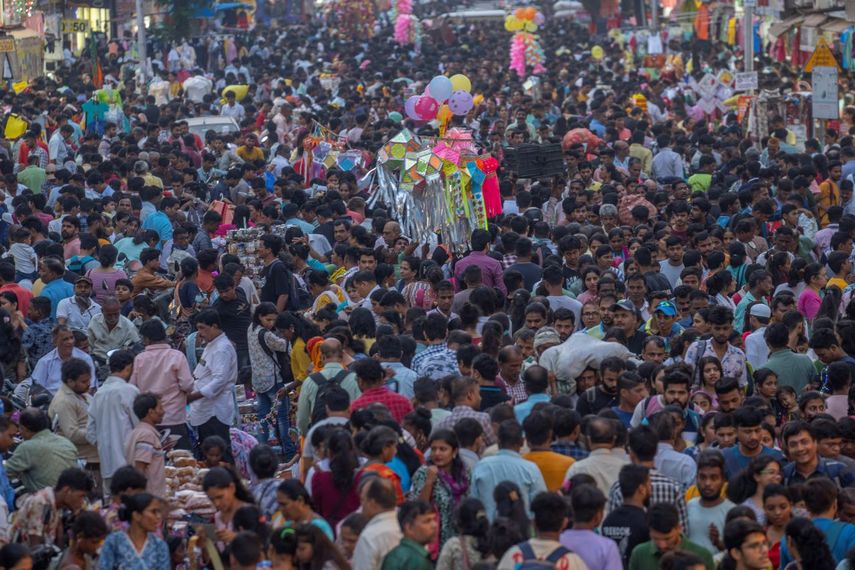 Una multitud de personas abarrota un mercado durante los preparativos para la fiesta de Diwali, en Mumbai, India, el 5 de noviembre de 2023.&nbsp;