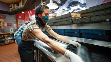 Una joven trabaja en un restaurante.