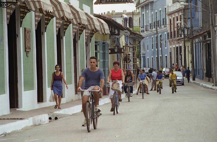 Un grupo de cubanos paseas por una calle de la capital. (ARCHIVO)