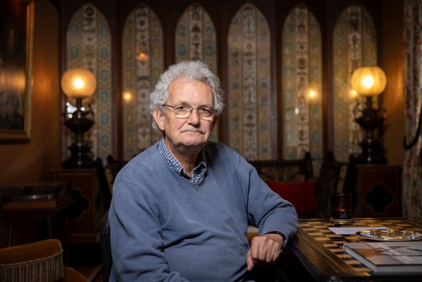 El fotógrafo británico Martin Parr posa en el Hotel Bourg Tibourg de París, el 26 de septiembre de 2022. &nbsp;