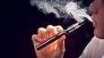 Un joven con cigarrillos electrónicos&nbsp;