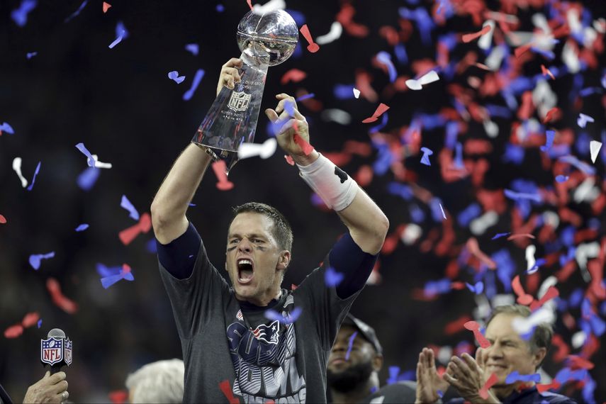 En foto de archivo de 5 de febrero del 2017 el quarterback de los Patriots de Nueva Inglaterra, Tom Brady levanta el trofeo Vince Lombardi tras vencer a los Falcons de Atlanta.