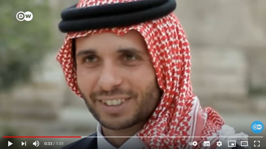 El ex príncipe heredero de Jordania, Hamza, afirma estar bajo arresto domiciliario.
