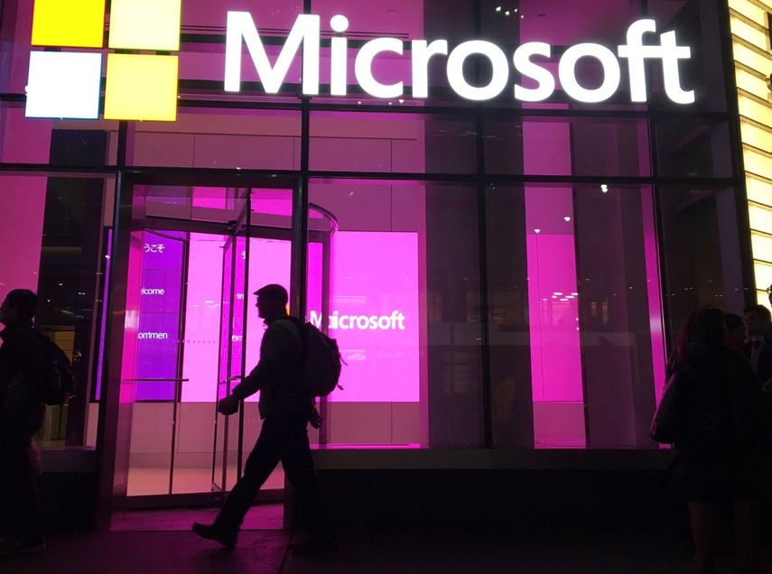 Un hombre camina frente a una oficina de Microsoft en Nueva York.