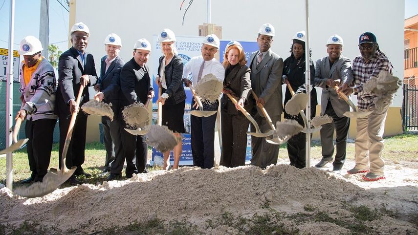 Momento en el que lanzan las primeras palas con tierra, como simbolo del inicio de la construcción del centro comunitario de Overtown. En la gráfica están, entre otros, (de izq. a derecha) José A.Vicente (4), Julie Grimes (5), Kean Hardemon (6), Shelly