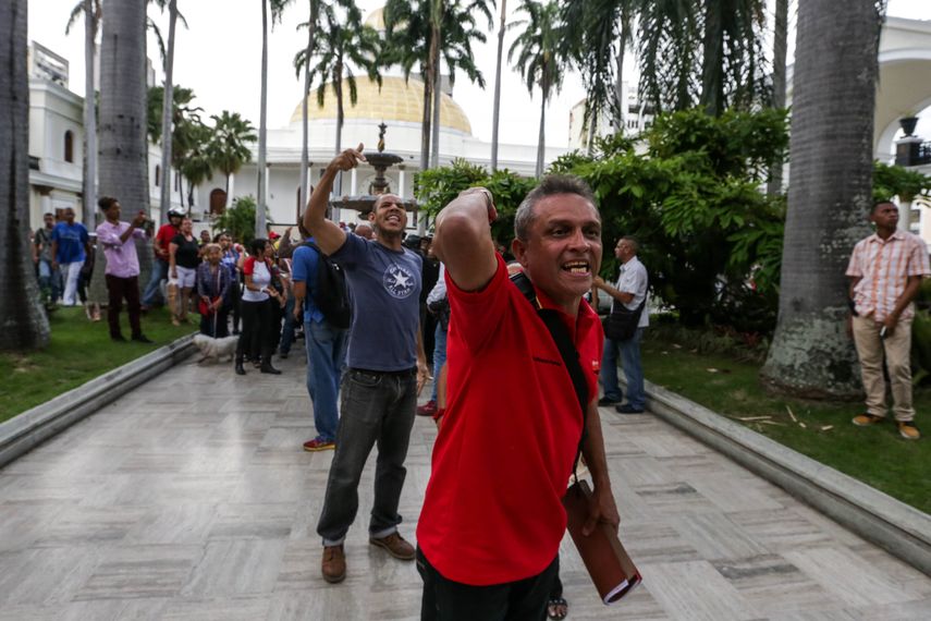 Simpatizantes del&nbsp;chavismo&nbsp;entraron este domingo por la fuerza a la sede de la Asamblea Nacional para irrumpir la sesión ordinaria sobre la restitución de la Constitución de Venezuela